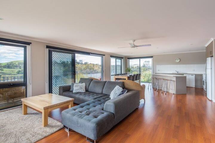 The Lake House Meadowbank: Waterfront Retreat gallery image 5