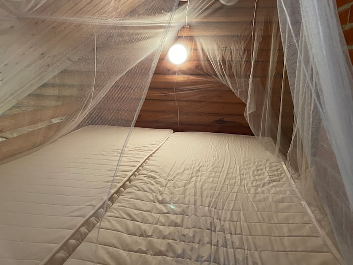 El departamento para dormir tiene un lugar debajo de dos cortinas de insectos. Además, es posible organizar un tercer lugar de reserva al otro lado del otro lado del parv.