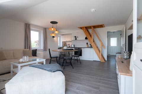 Beliebte Airbnb-Anzeige: 78sqm maisonette apartment sea view & beach access in Hohenkirchen
