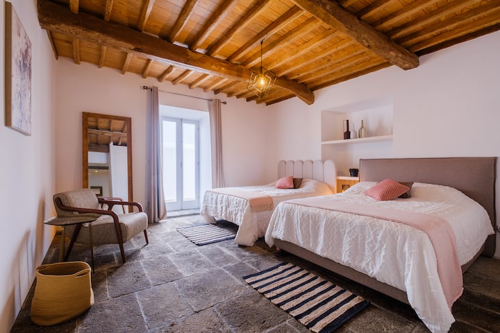 Camera con due letti matrimoniali. 