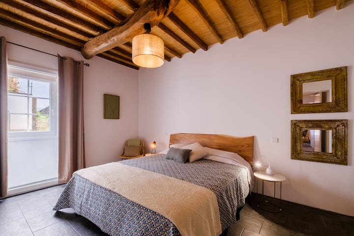 Camera matrimoniale con letto king-size e bagno interno. 