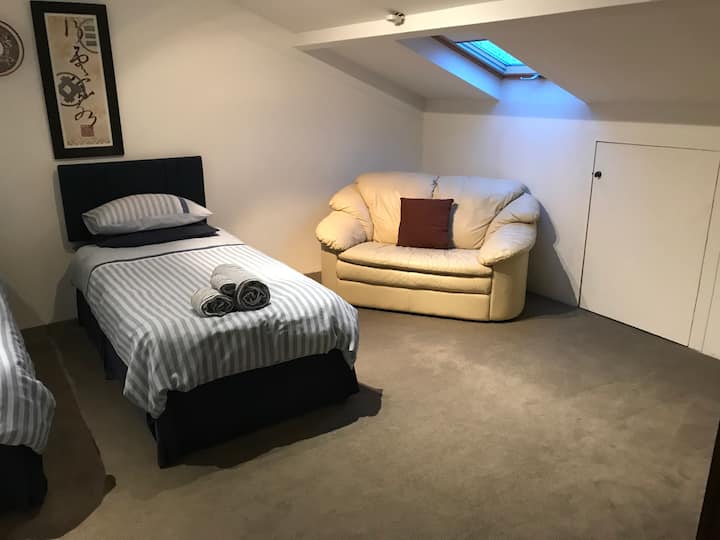 חדר שינה שני זמין להזמנות של 3 אורחים או יותר ללילה.