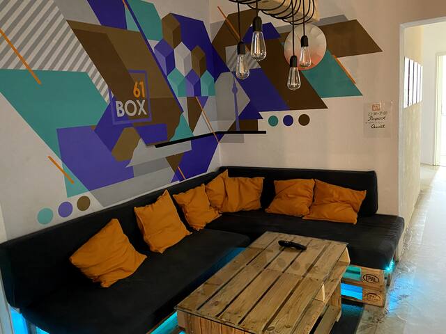 *NEW* Stylish art loft, 7 room, hip central area gallery image 5