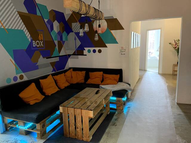 *NEW* Stylish art loft, 7 room, hip central area gallery image 4