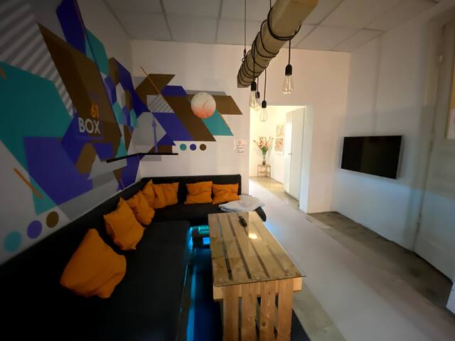 *NEW* Stylish art loft, 7 room, hip central area gallery image 2