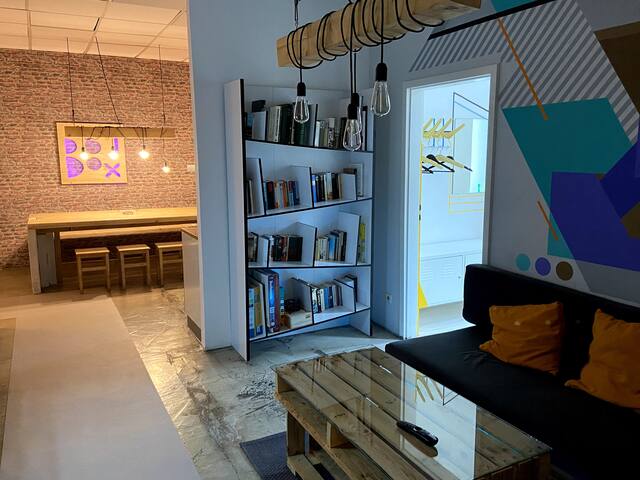 *NEW* Stylish art loft, 7 room, hip central area gallery image 3