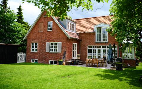 Cozy house with pool very close to forest