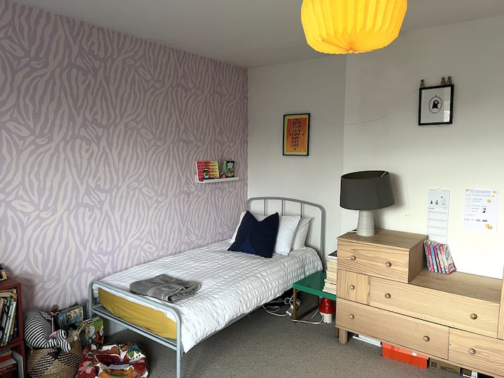 Chambre 4 : chambre simple très spacieuse au premier étage.