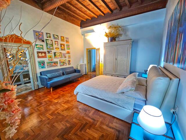 Luxury and large apartment a few steps from Duomo gallery image 4