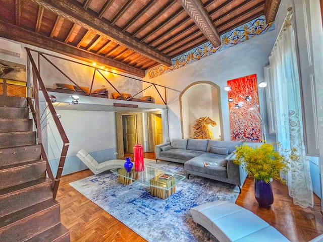 Luxury and large apartment a few steps from Duomo