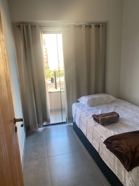 Apt 2 qts, ar-cond, netflix, wi-fi, metrô a 250m