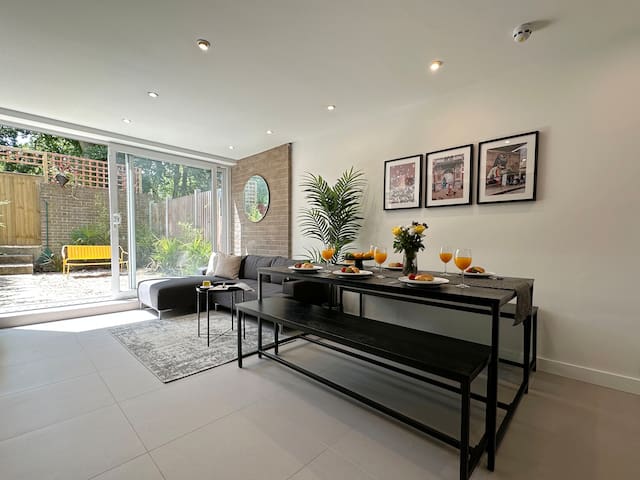 Modern 5-BR Featuring Private En Suites and TVs gallery image 2