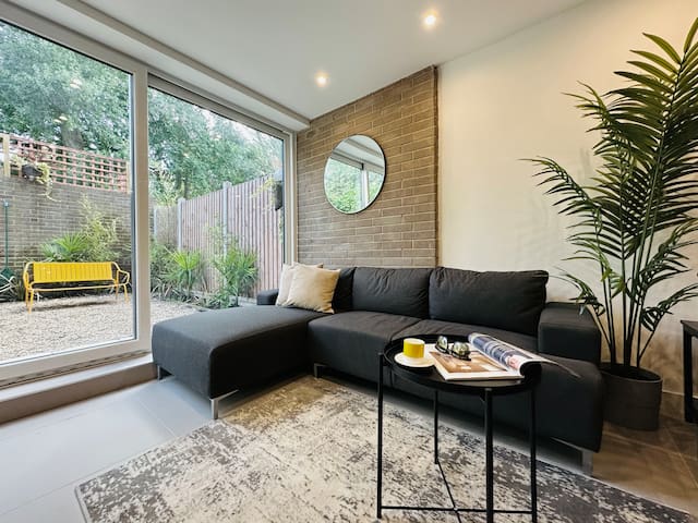 Modern 5-BR Featuring Private En Suites and TVs gallery image 4