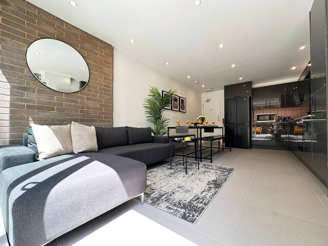 Modern 5-BR Featuring Private En Suites and TVs