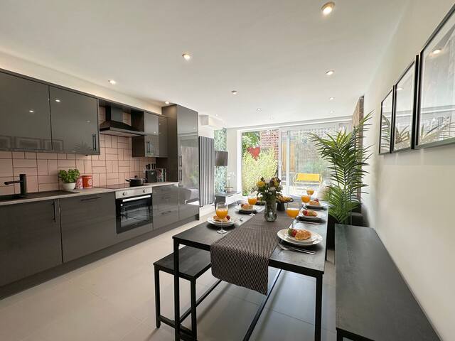 Modern 5-BR Featuring Private En Suites and TVs gallery image 3