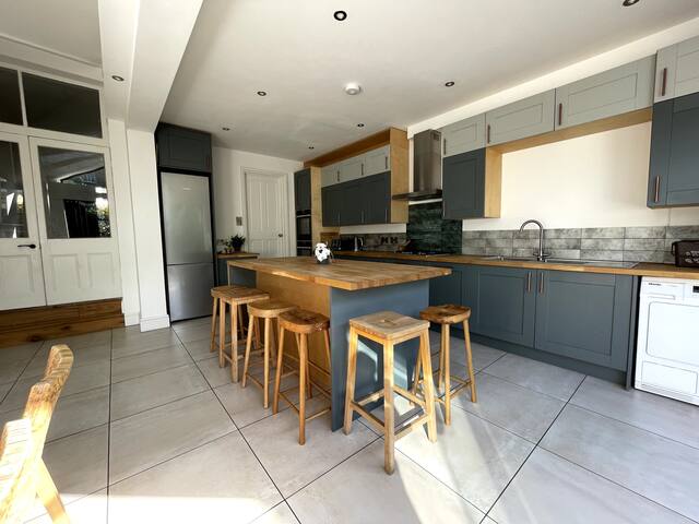Beautiful Bright House Ideal for Groups! gallery image 2