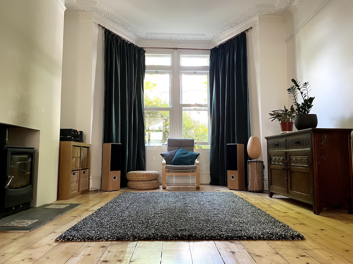 Successful Airbnb property: Beautiful Bright House Ideal for Groups! in Filton