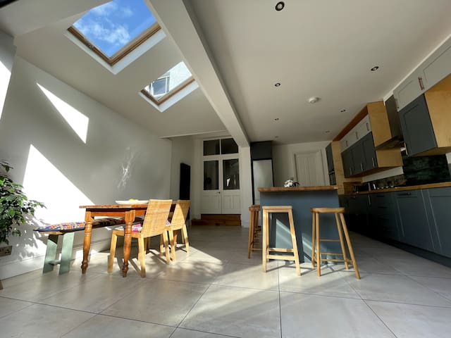 Beautiful Bright House Ideal for Groups!