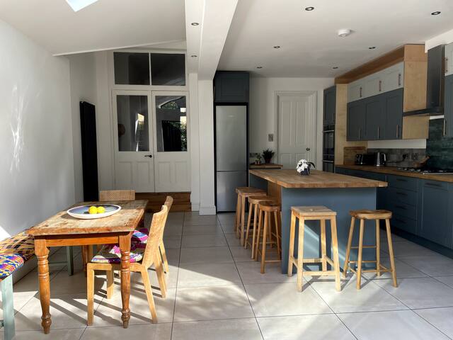 Beautiful Bright House Ideal for Groups! gallery image 5