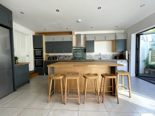 Beautiful Bright House Ideal for Groups! gallery image 3