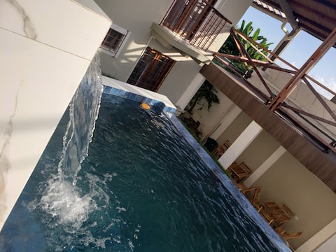 The Pool House, 3/7 suites, 6/30 people