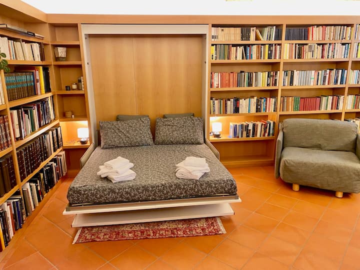 Kitanda cha sofa mbili ukutani