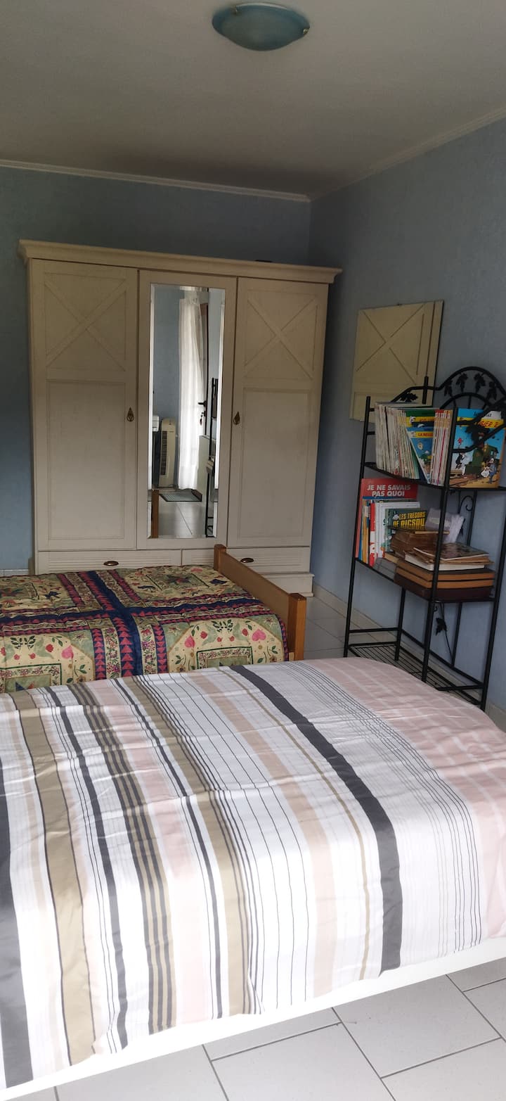 bedroom 1 with 2 twin beds