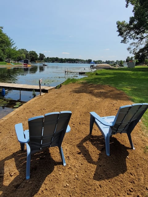 Family Friendly Lakefront! Huge Deck-PETS Welcome!