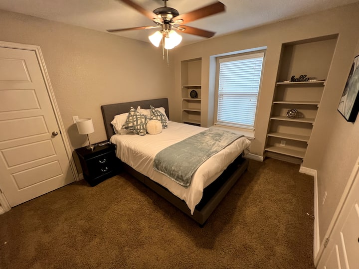 الطابق العلوي - غرفة نوم 1 بحجم كوين