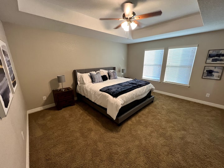 الطابق العلوي - غرفة النوم الرئيسية (سرير كينج 1)