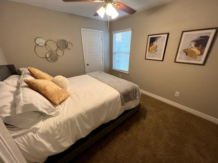 الطابق العلوي - غرفة نوم تضم سريرين كبيرين