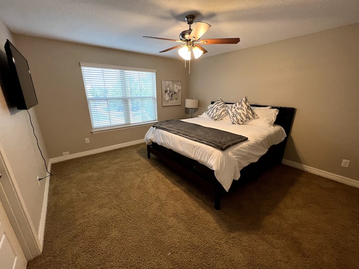 الطابق العلوي - غرفة نوم تضم سريرين كبيرين