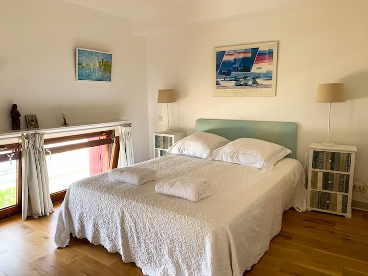 ห้องนอนที่สามบนชั้นลอยมองเห็นวิวทะเล 