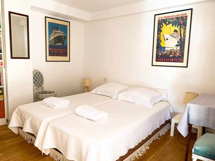 ห้องนอนห้องที่สอง
เตียงเดี่ยว 2 เตียงที่เรารวมตัวกันสำหรับเตียงคู่ 1 หลัง 