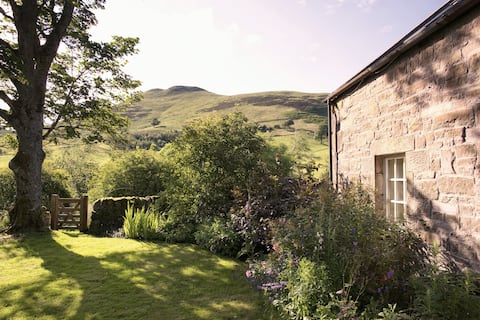 Steading - Family hill farm cottage near Edinburgh