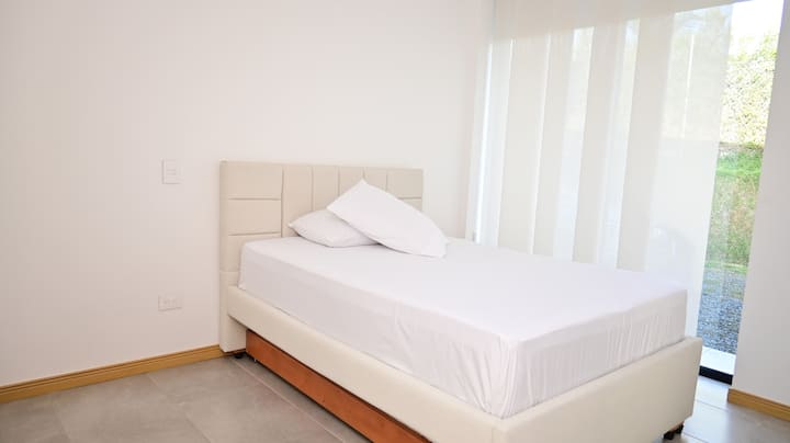 HABITACION 3: Cómoda para 3 personas, con baño privado y ducha.