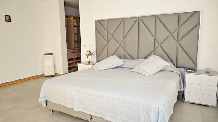 HABITACION PRINCIPAL: cama de 2x2 KING