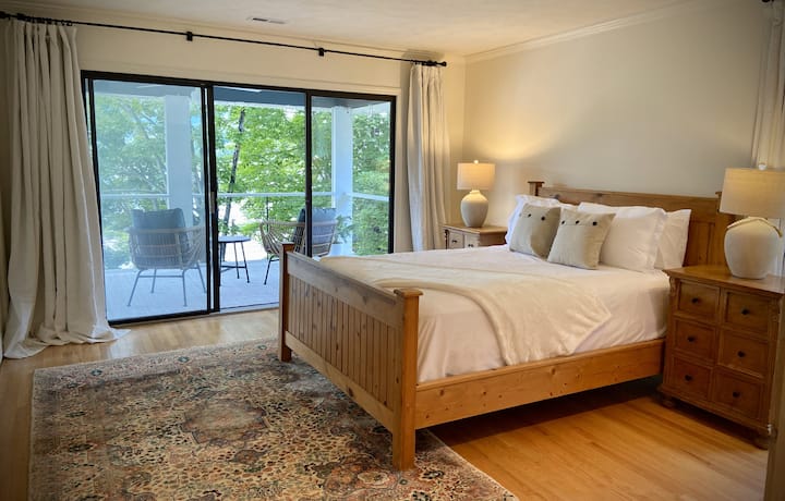 Dormitorio principal con acceso al porche y vistas al lago