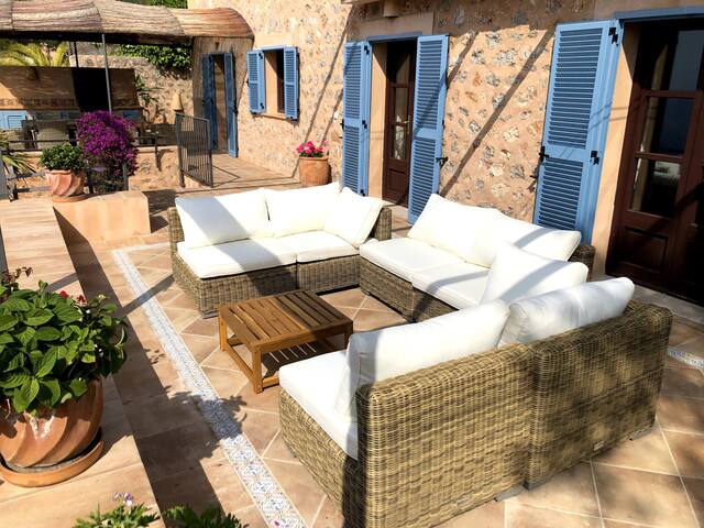 Villa with pool and sea views from all rooms gallery image 4