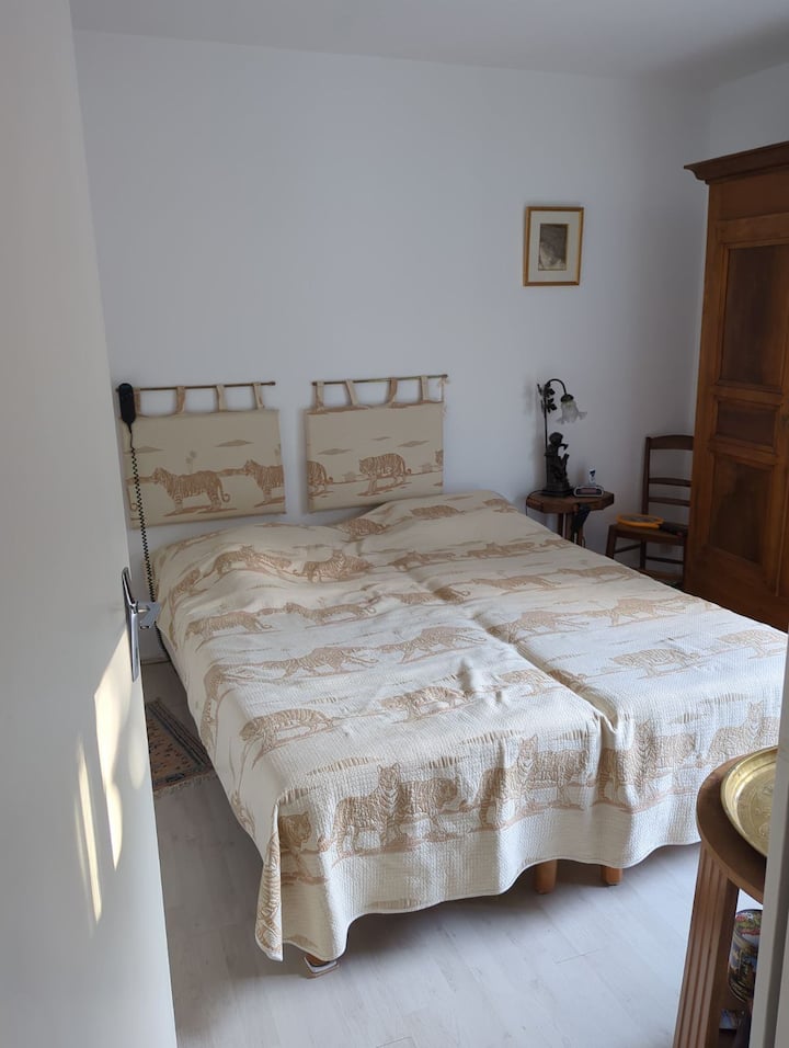 spálňa s 2 80 cm lôžkami, ktoré je možné pripevniť alebo oddeliť, táto izba má výhľad na vnútornú terasu