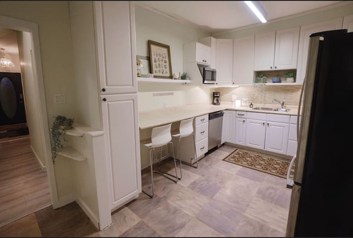 Hidden Urban Oasis gallery image 5