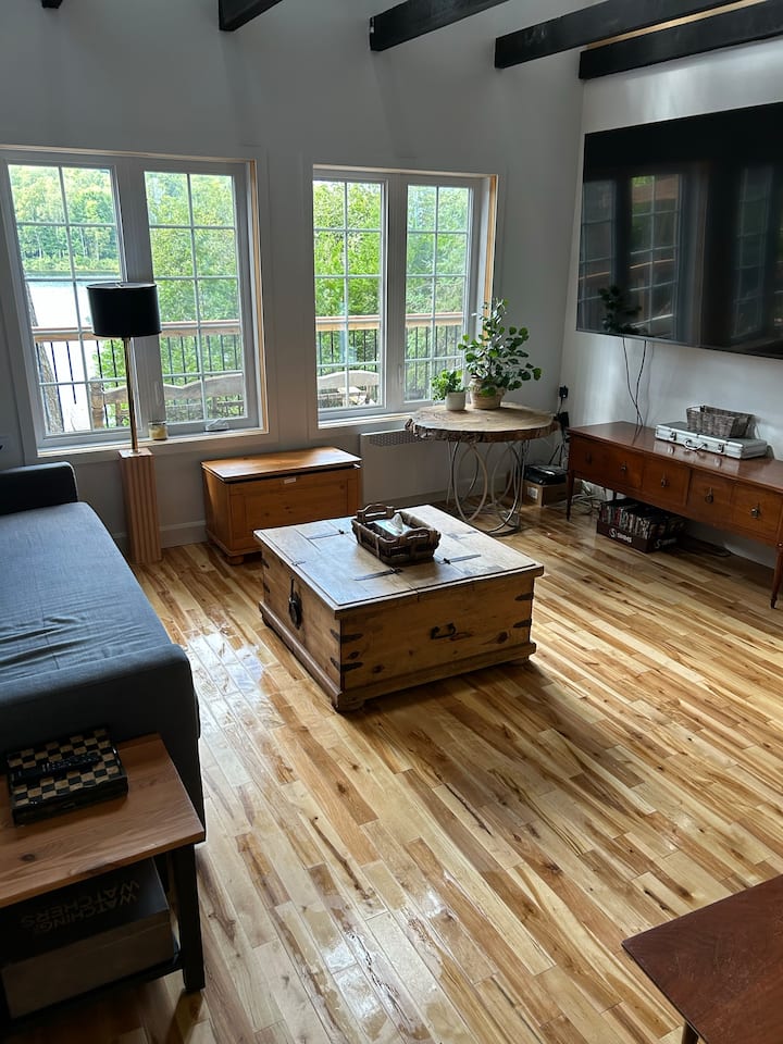 Großes, geräumiges Wohnzimmer mit 2 Sofas, darunter 1 Schlafsofa. 85 zoll fernseher mit netflix, prime, youtube.