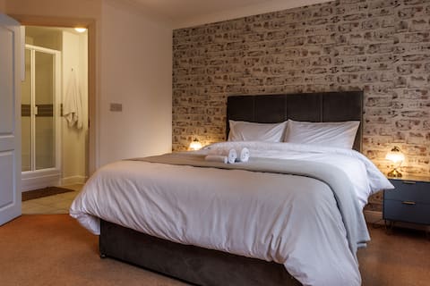 Spacious 4-Bed Home Near Park | Aylesbury |Carport