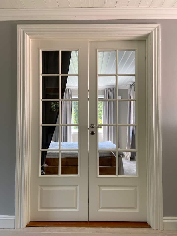 Franse deuren naar de hoofdslaapkamer.