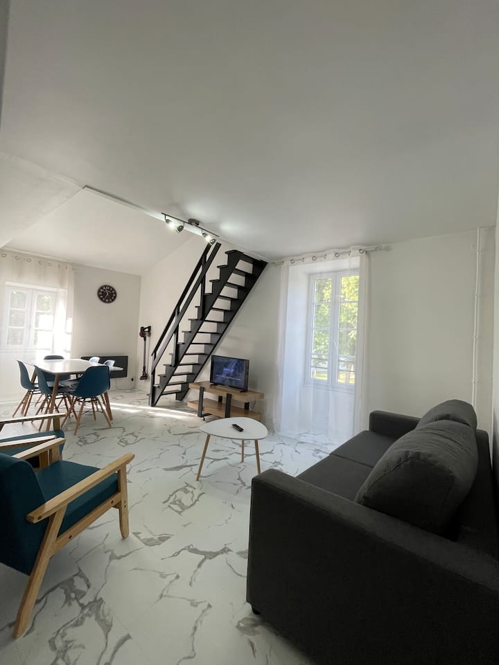 Dnevni boravak, dnevni boravak: kauč na razvlačenje, opremljen pravim madracem, 2 fotelje, stolićem za kavu i TV ormarićem na kotačima, s TNT TV-om. 