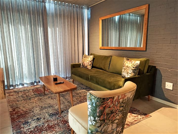 (406) Stylish Apartment Magnificent Views - Goodwood
