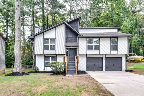 Lux 4BR Retreat: 86" Smart TV, 3BT, Deck & Grill