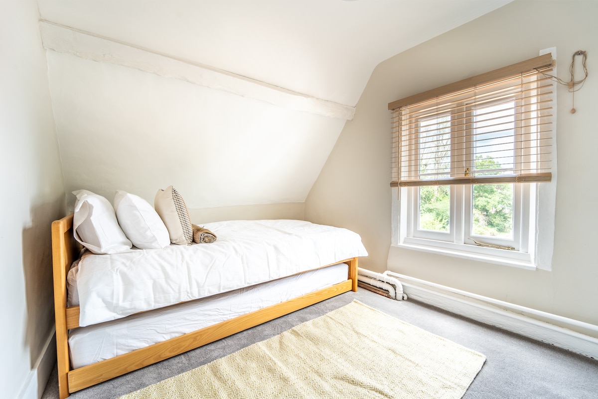 Მეხუთე მე-3 სართულის საძინებელი ერთადგილიანი საწოლით/ორადგილიანი საწოლით კონვერსია ბაღის ხედებით.