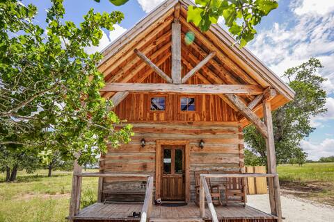 Cabin w modern upgrades & Wine, stars, peace, spa