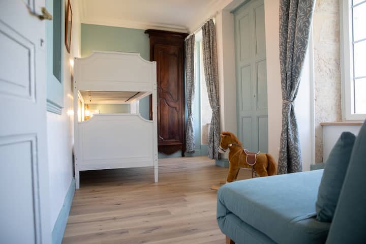 חדר שינה בצד הרחוב עם מיטת קומותיים 90x190 וספה נפתחת עם מושב אחד 90x190.